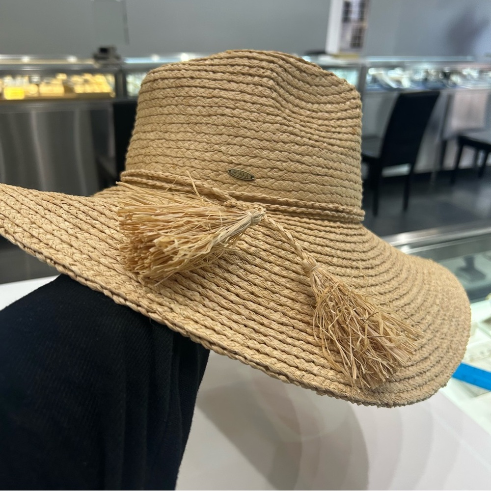 Beautiful Large Size for Everyday , Derby or a beautiful Vacation!